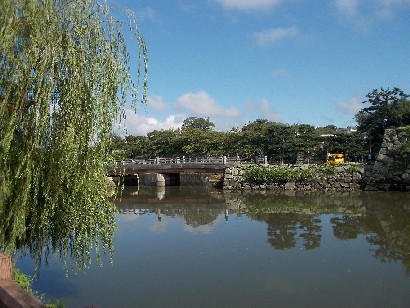 姫路城への橋.JPG